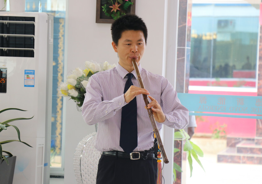 中资企业代表洞箫独奏《铁血丹心》